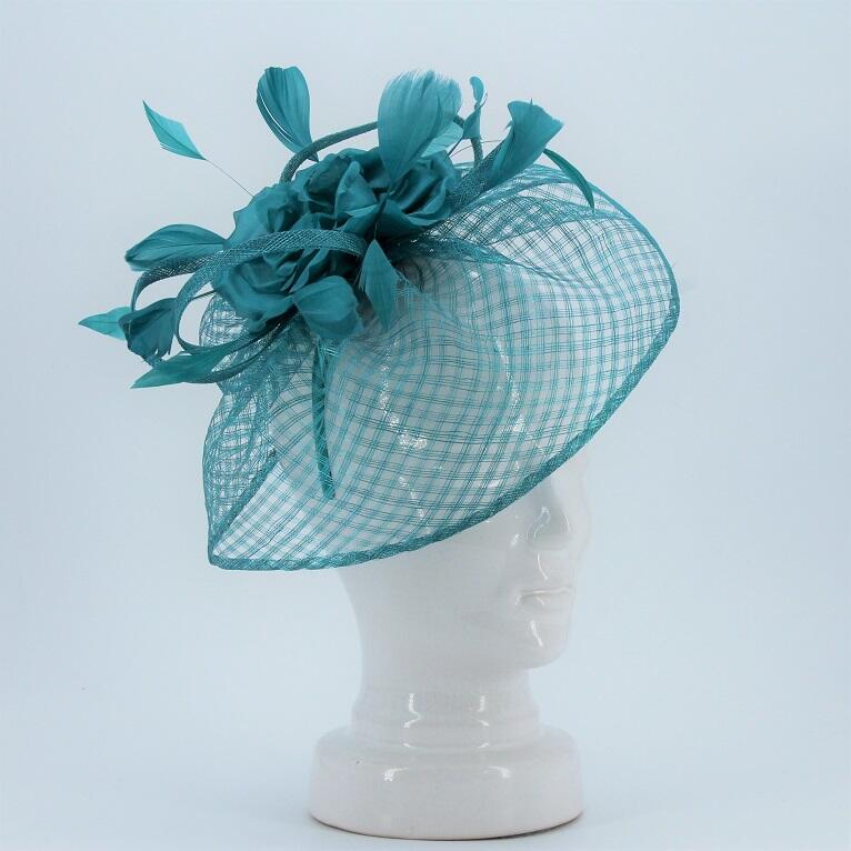 McBurn, Fascinator aus Sinamay mit Seidenblüte