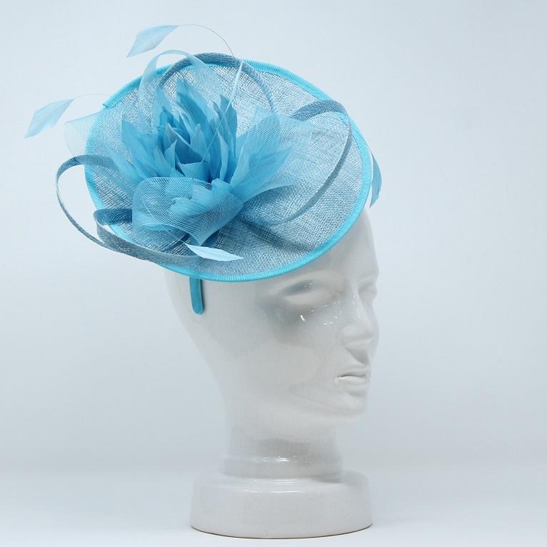 Emma B., Fascinator aus Sinamay mit Federblüte