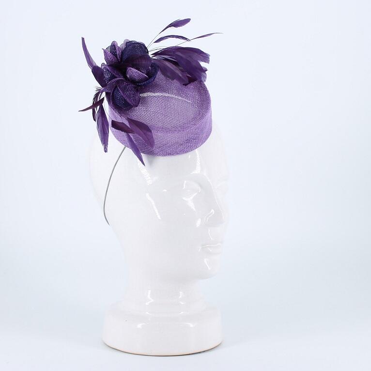Victor & Bleuette, Fascinator aus Sinamay mit Federn