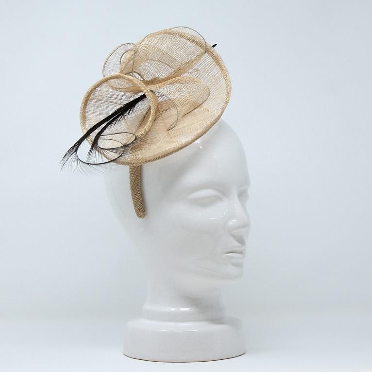 Wiener Modellhut, Fascinator aus Sinamay mit Federn